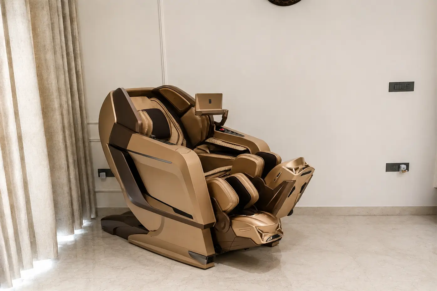 Subhasis Chatterjee using Rotai R-VELOR Premium 4D massage chair