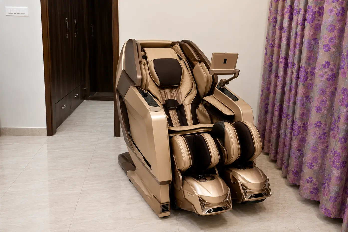 Mahendra Shekhawat using Rotai R-VELOR Premium 4D massage chair