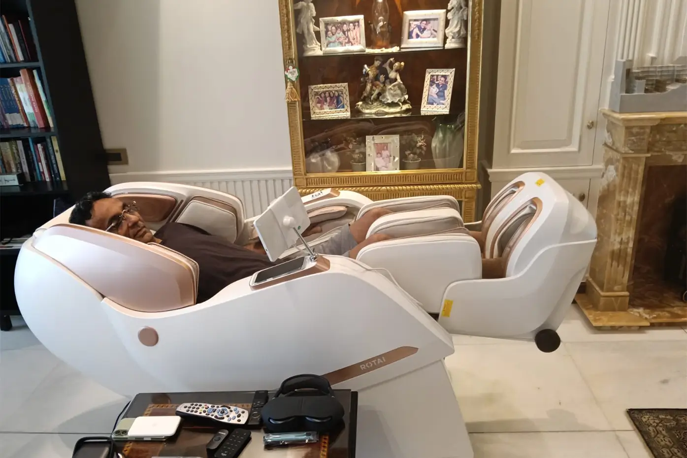 Pooja Sharma using Rotai R-ZENORA massage chair